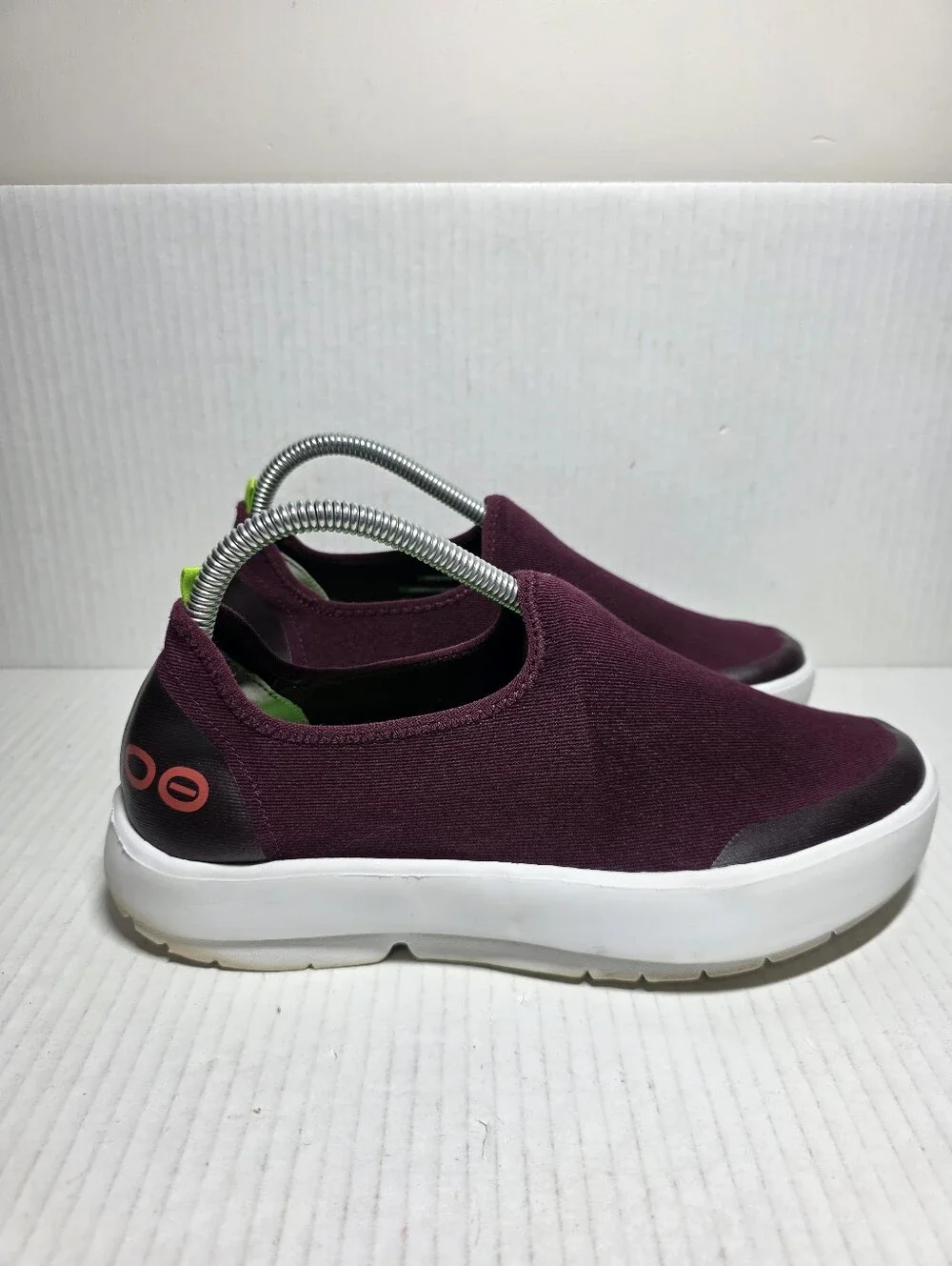 Oofos Oomg Low Women's Size 9 Slip On Shoes Maroon